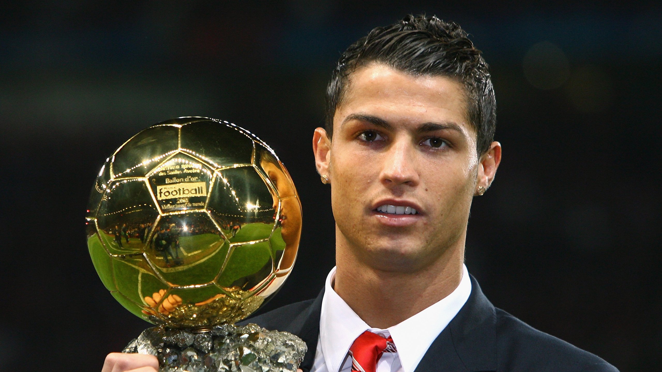 乌拉圭队门将费尔南德斯在巴黎奥运会上展现出高水平的扑救能力