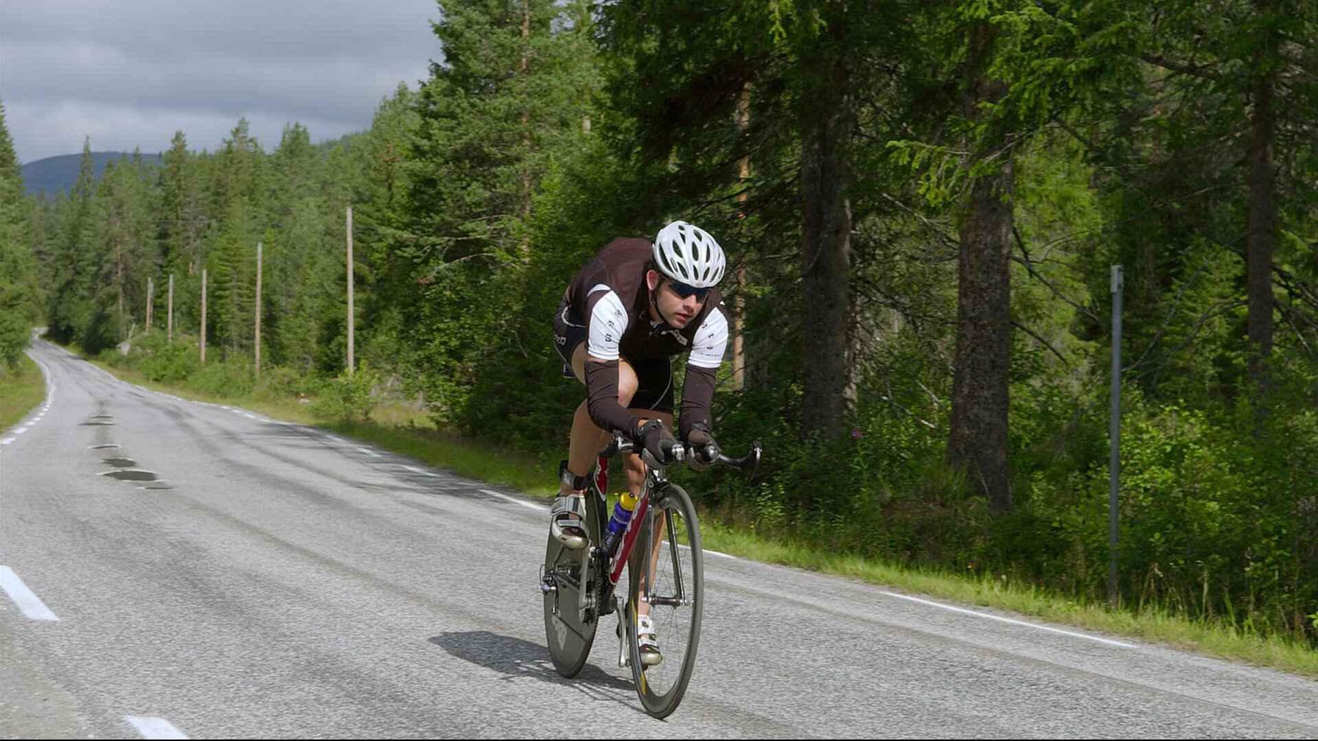 乌拉圭队门将费尔南德斯在巴黎奥运会上展现出高水平的扑救能力
