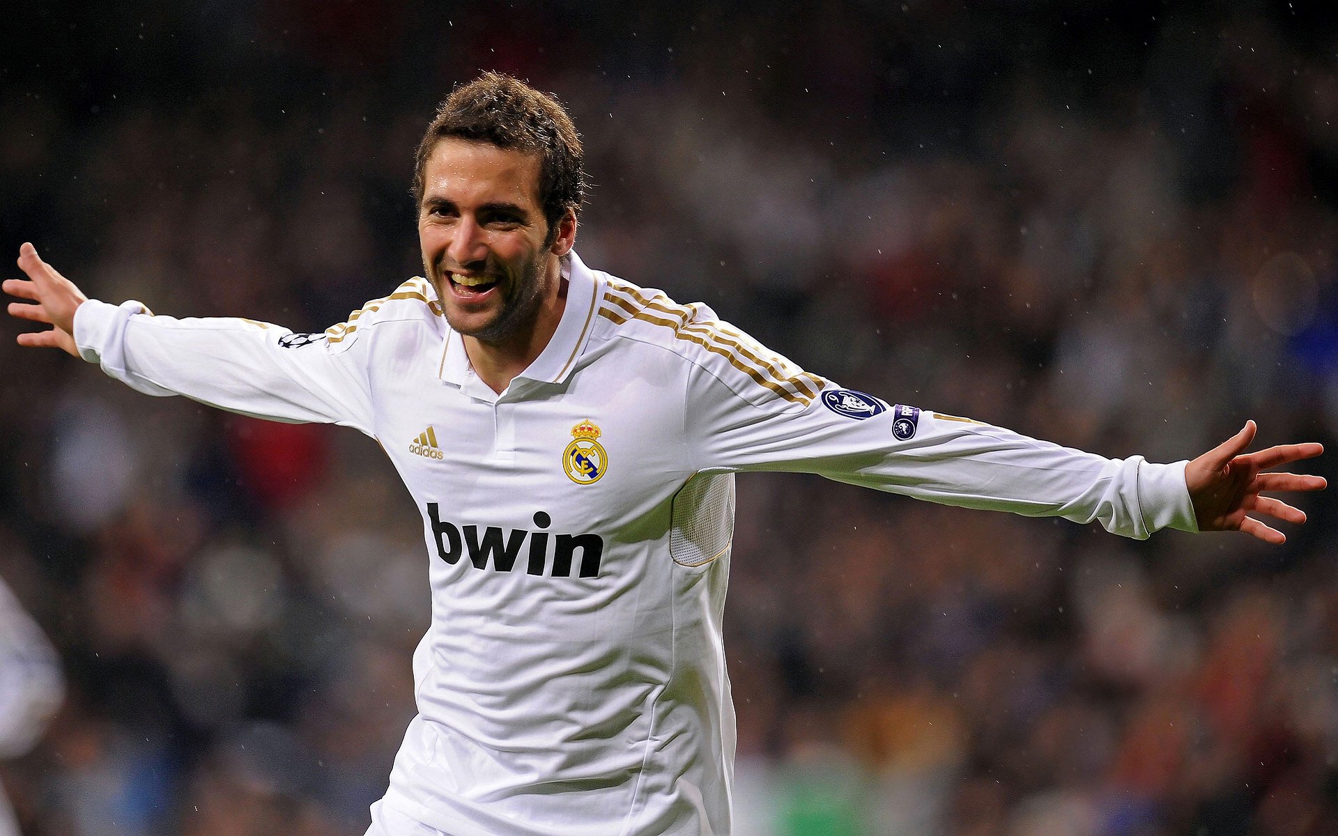 实力对决强强对话，球迷现场为双方鼓劲呐喊，实力对接